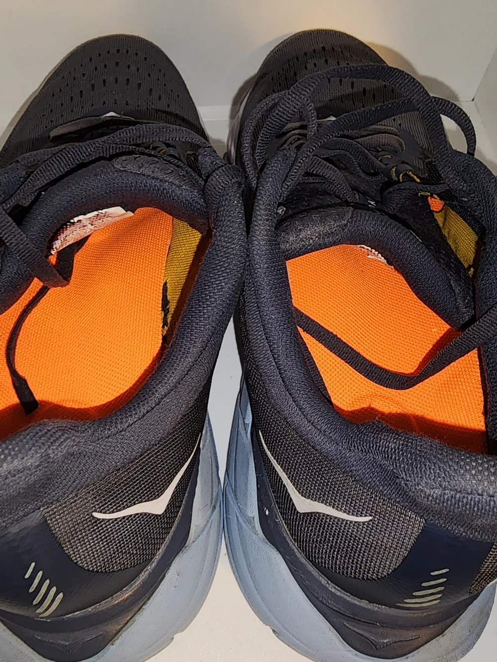 The HOKA ONE ONE Arahi 5 in Ombre Blue mens size 8 with replacement insole